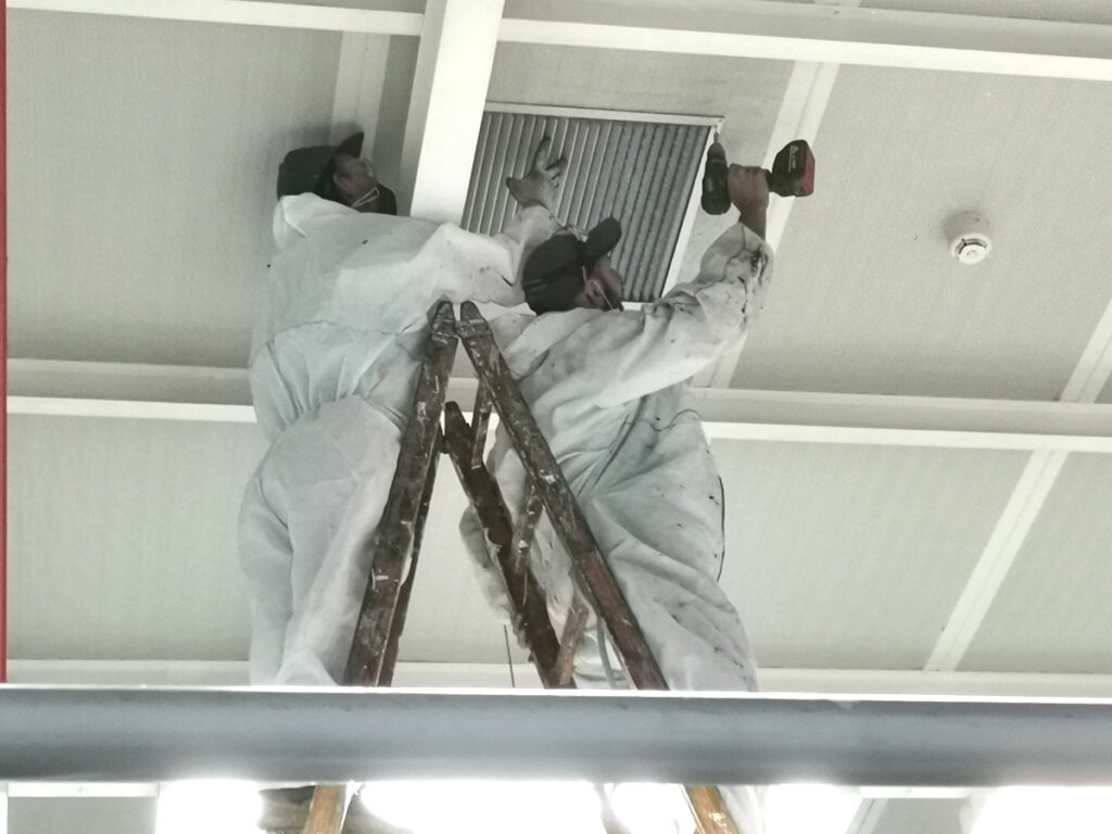especialistas abriendo conducto de aire IAQ